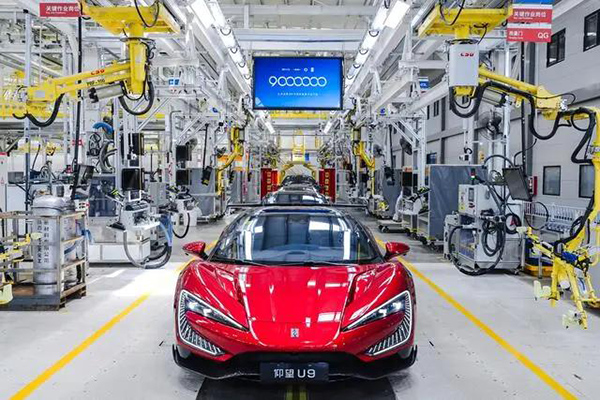 比亞迪第900萬輛新能源汽車下線，仰望U9車身碳纖維打造